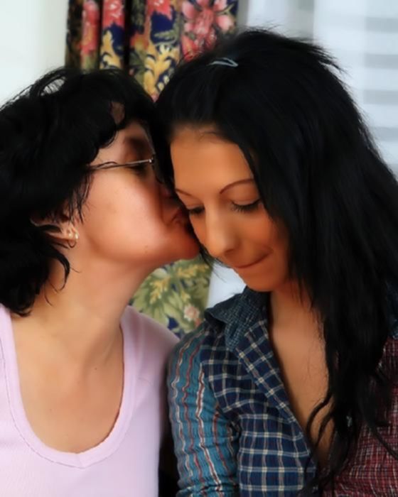 Дочь привела маме свою подругу лесбиянку