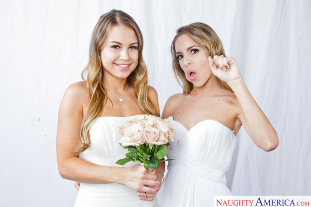 Откровенная фотосессия двух молодых невест с большими задницами