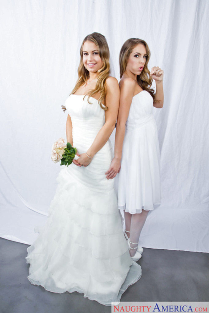 Откровенная фотосессия двух молодых невест с большими задницами