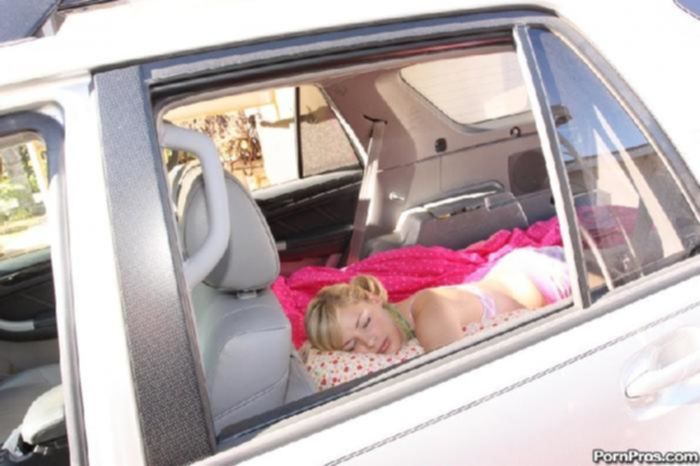 Трахает спящую девушку в машине