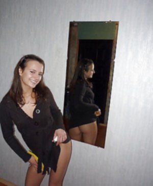 Сексуально озабоченная худышка обнажается перед зеркалом