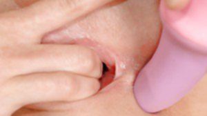 Пылкая цыпочка мастурбирует вагину пальцами с дилдо в тугой жопе
