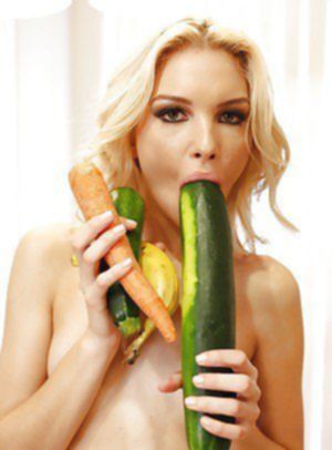 Сексуальная блондиночка трахает выбритую пилотку овощами