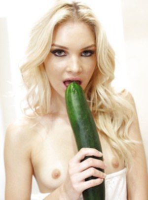 Сексуальная блондиночка трахает выбритую пилотку овощами