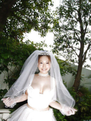 Японская невеста светит огромными дойками с волосатой киской