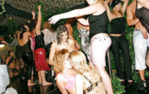 Молоденькие стервы наслаждаются жёсткой групповухой на вечеринке