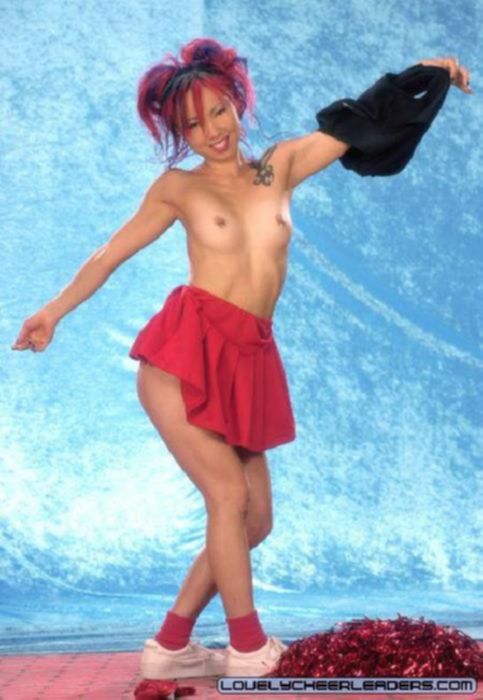Азиатская черлидерша танцует стриптиз