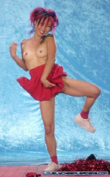 Азиатская черлидерша танцует стриптиз