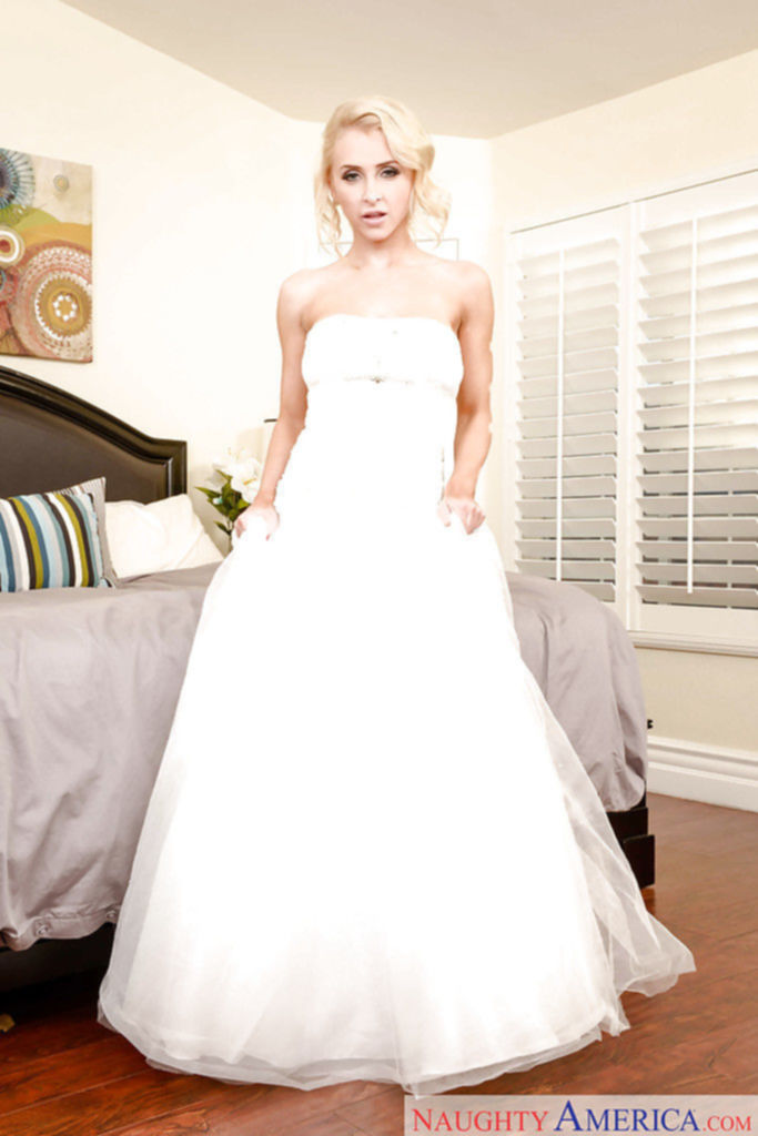 Сучка в свадебном платье разогревает пизду перед брачной ночью
