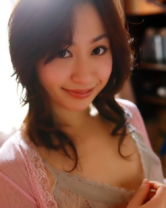 Сексапильная молодая японка показывает свою волосатую пизду