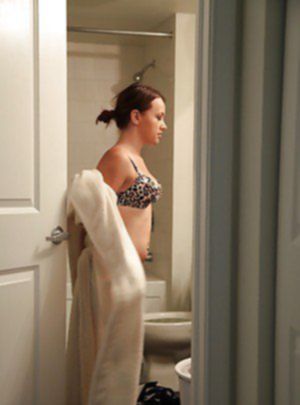 Привлекательная девушка попалась на камеру обнаженной в ванной